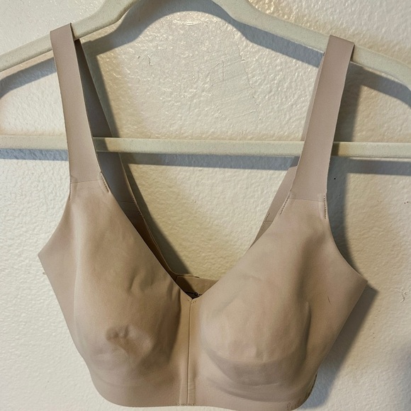 Lululemon Like Nothing Bra
Barely Beige 32DD Seamless Nude $68 Ultralu t shirt - Picture 5 of 8